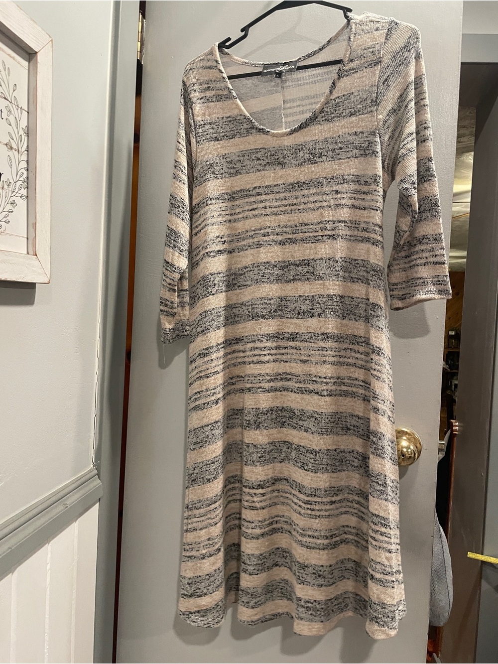 Lexington Avenue Striped Casual V‑Neck Midi Dress in Beige and Gray size L